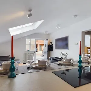 The Hideout King Bed/w Tv Free Parking Holiday home