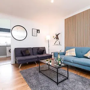 Cozy 3-bedroom Flat Opposite Forest Recreation Ground Apartment Nottingham